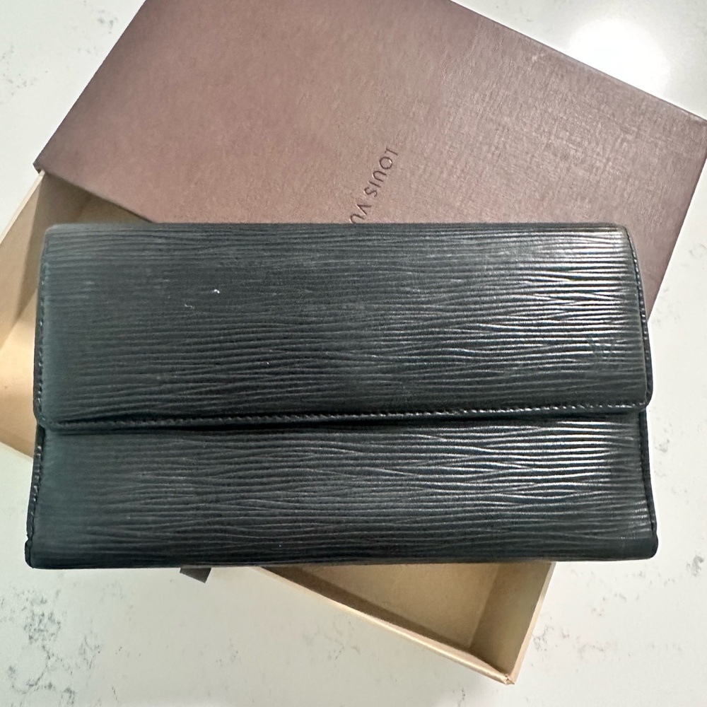 🍁Louis Vuitton vintage wallet epi leather good condition authentic